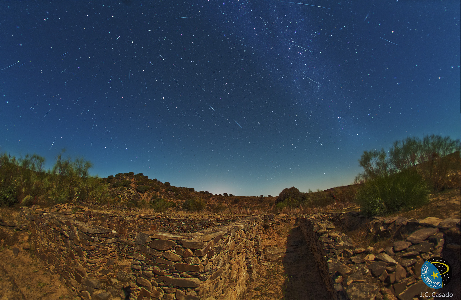 2011 Draconids meteor outburst photographed by Juan Carlos Casado from Spain. Credit: Juan Carlos Casado