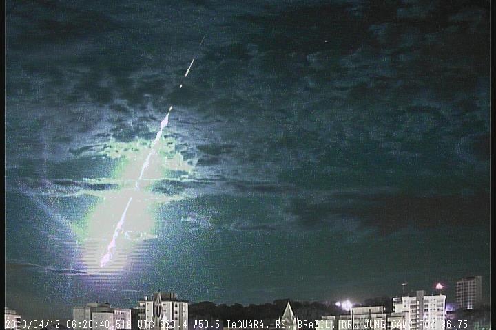 Screenshot of the video showing the April , 06h 20min UT Brazilian fireball as filmed from Taquarra (RS). Credit: BRAMON